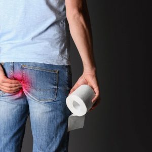 Az aranyér által okozott üleptájéki fájdalommal küzdő férfi