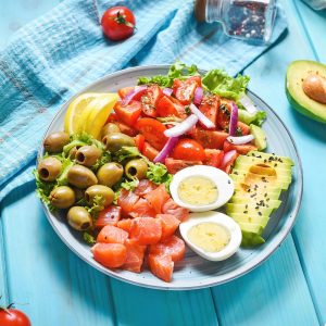 A candida diéta néhány alapvető élelmiszere tányéron